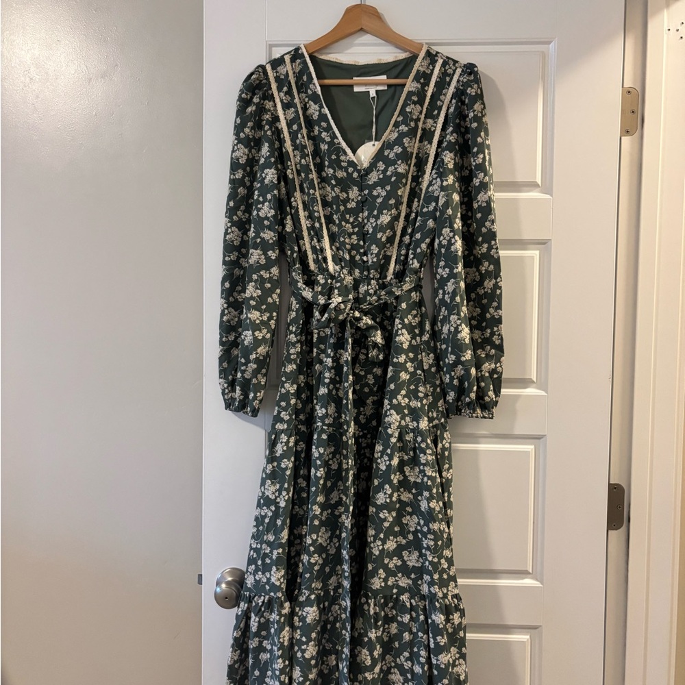 Chic Floral Midi Dress in Green - Picture 2 of 5